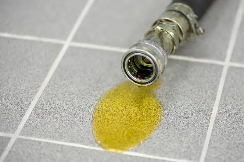 液压接头处滴油泄漏实拍