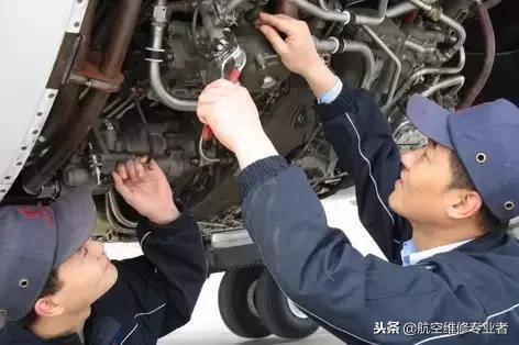 航空维修人员协作检查液压管路
